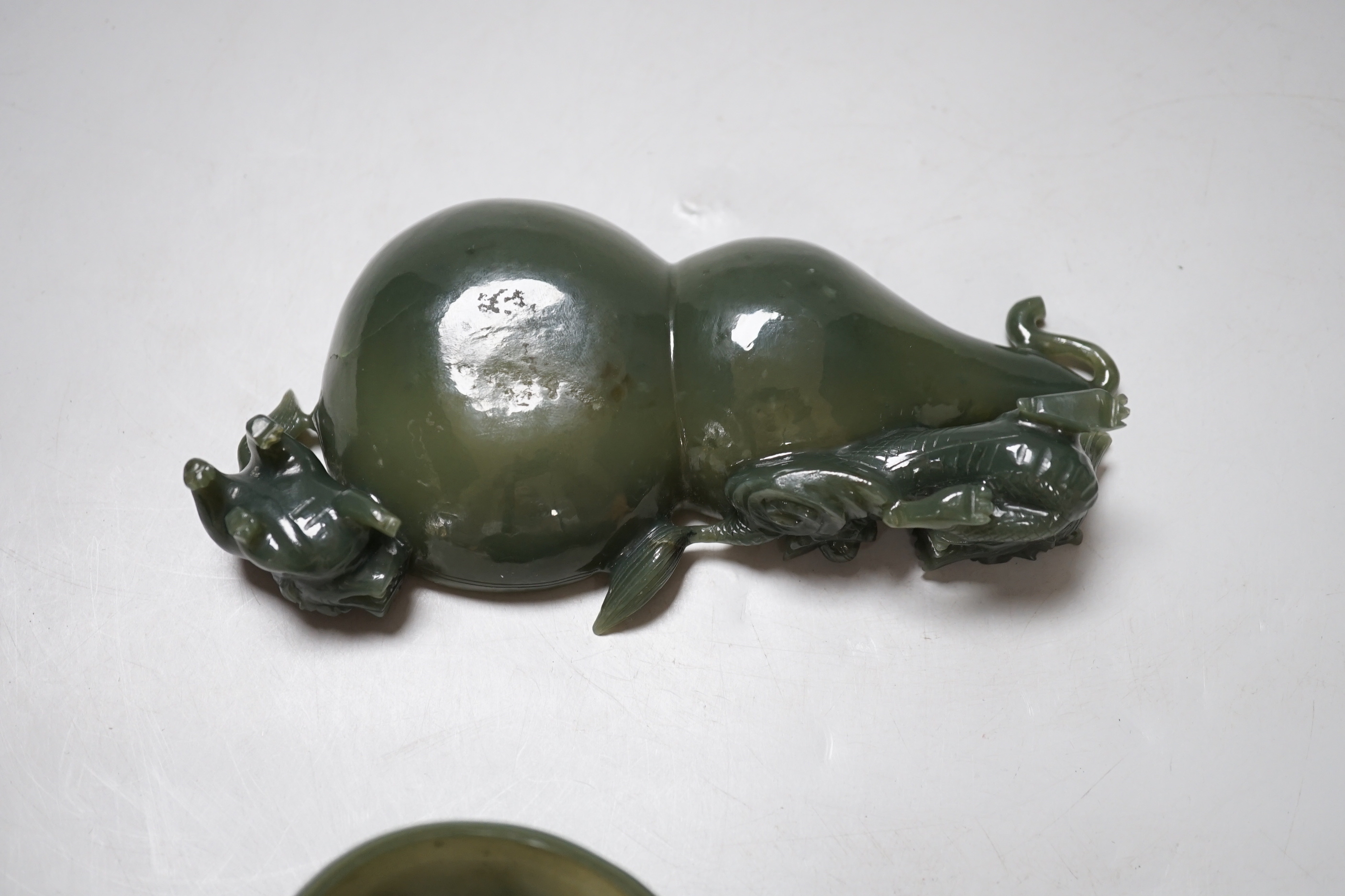 A Chinese spinach green jade double gourd shaped box and cover, 17cm